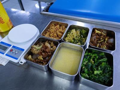 硬核配餐 一小時下線兩千斤米飯，鄭州企業以“媽媽的味道”打造餐飲管理新標桿